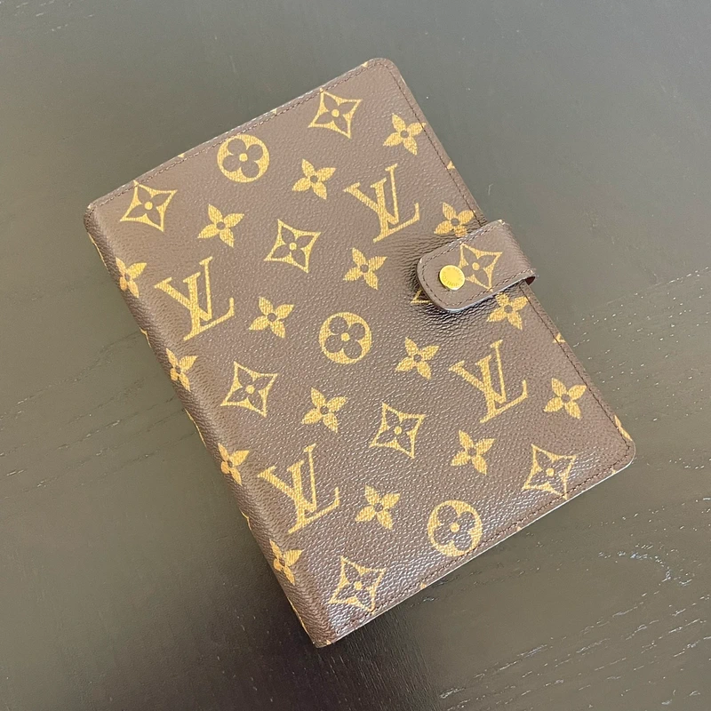 Louis Vuitton couverture pour agenda MM monogram LUXE DE SECONDE MAIN AUTHENTIQUE. PETITE MAROQUINERIE DE LUXE. ENTRUPY CERTIFICATE