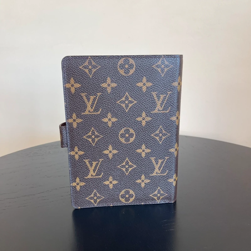 Louis Vuitton couverture pour agenda MM monogram LUXE DE SECONDE MAIN AUTHENTIQUE. PETITE MAROQUINERIE DE LUXE. ENTRUPY CERTIFICATE