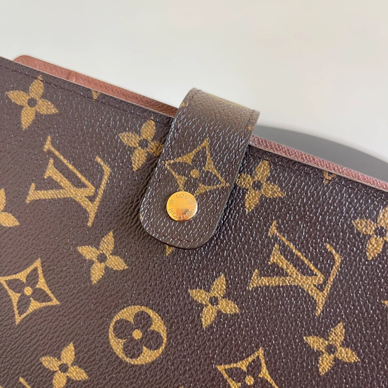 Louis Vuitton couverture pour agenda MM monogram LUXE DE SECONDE MAIN AUTHENTIQUE. PETITE MAROQUINERIE DE LUXE. ENTRUPY CERTIFICATE
