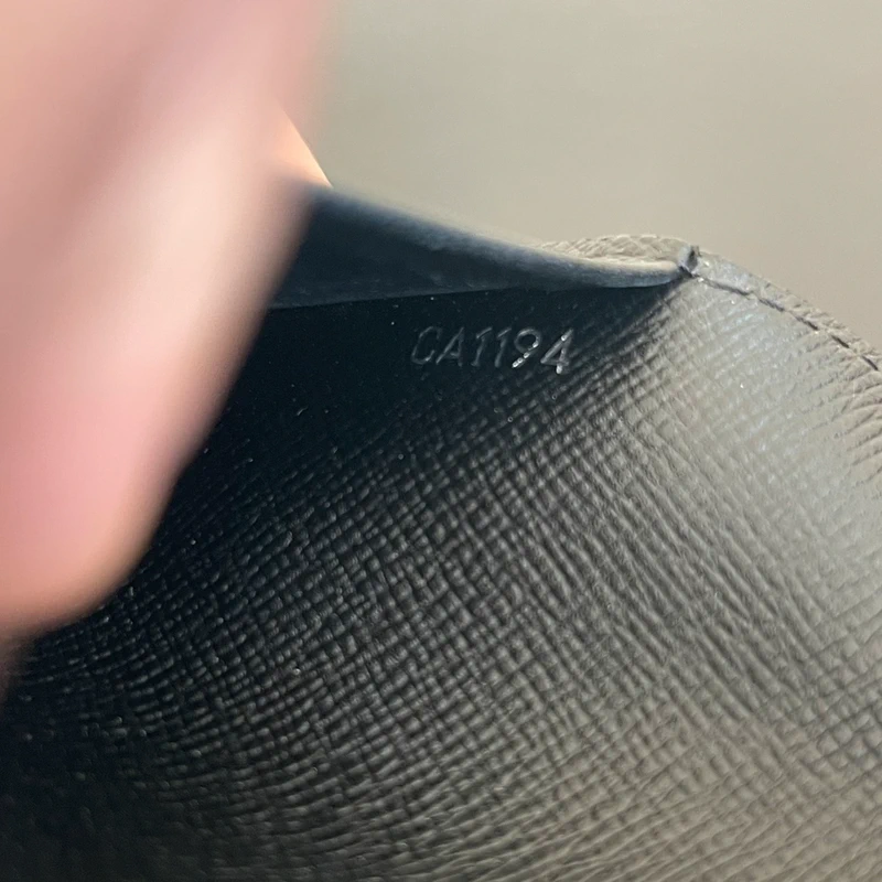 Louis Vuitton couverture pour passeport en cuir taiga LUXE DE SECONDE MAIN AUTHENTIQUE. PETITE MAROQUINERIE DE LUXE. ENTRUPY CERTIFICATE