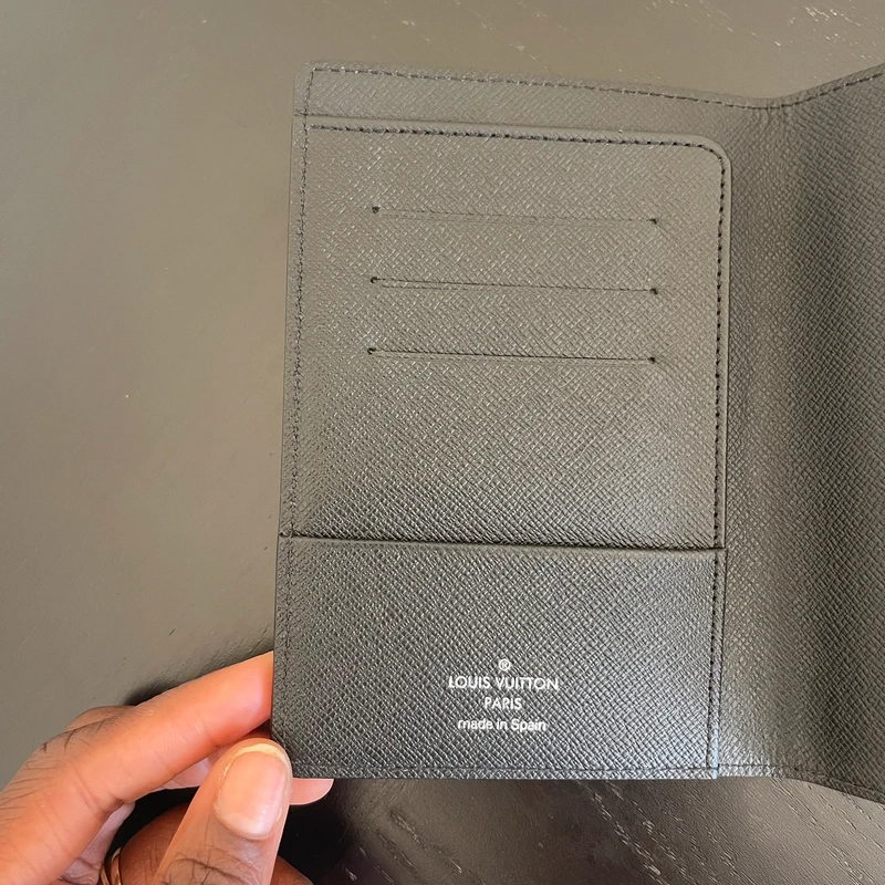 Louis Vuitton couverture pour passeport en cuir taiga LUXE DE SECONDE MAIN AUTHENTIQUE. PETITE MAROQUINERIE DE LUXE. ENTRUPY CERTIFICATE