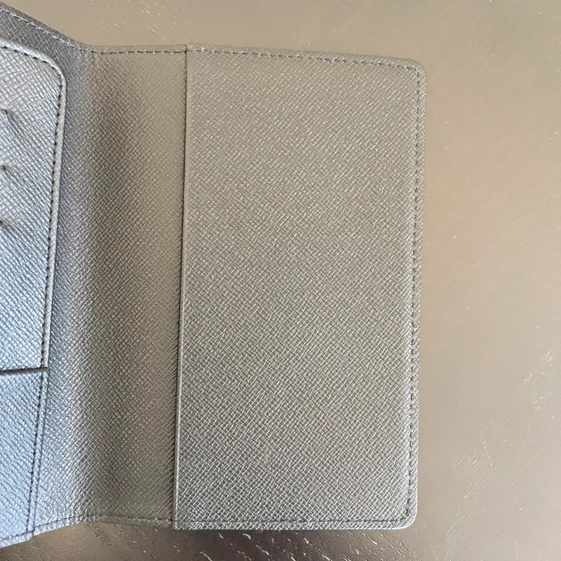 Louis Vuitton couverture pour passeport en cuir taiga LUXE DE SECONDE MAIN AUTHENTIQUE. PETITE MAROQUINERIE DE LUXE. ENTRUPY CERTIFICATE
