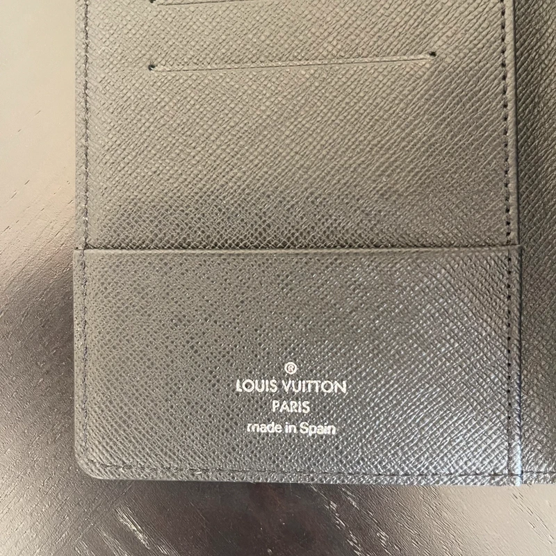 Louis Vuitton couverture pour passeport en cuir taiga LUXE DE SECONDE MAIN AUTHENTIQUE. PETITE MAROQUINERIE DE LUXE. ENTRUPY CERTIFICATE