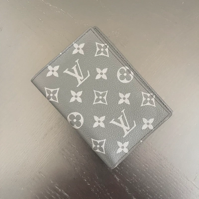 LOUIS VUITTON Couverture Pour Passeport Monogram Eclipse LUXE DE SECONDE MAIN AUTHENTIQUE. PETITE MAROQUINERIE DE LUXE. ENTRUPY CERTIFICATE