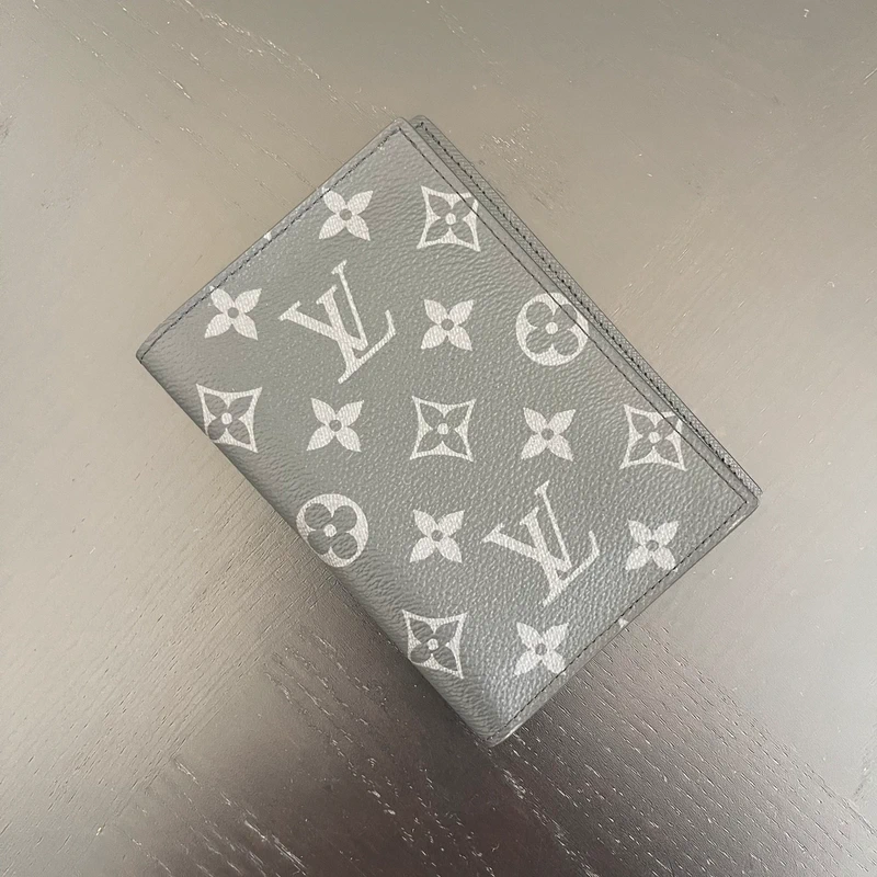 LOUIS VUITTON Couverture Pour Passeport Monogram Eclipse LUXE DE SECONDE MAIN AUTHENTIQUE. PETITE MAROQUINERIE DE LUXE. ENTRUPY CERTIFICATE
