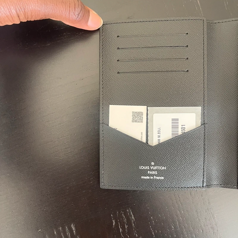 LOUIS VUITTON Couverture Pour Passeport Monogram Eclipse LUXE DE SECONDE MAIN AUTHENTIQUE. PETITE MAROQUINERIE DE LUXE. ENTRUPY CERTIFICATE