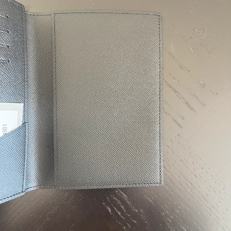 LOUIS VUITTON Couverture Pour Passeport Monogram Eclipse LUXE DE SECONDE MAIN AUTHENTIQUE. PETITE MAROQUINERIE DE LUXE. ENTRUPY CERTIFICATE
