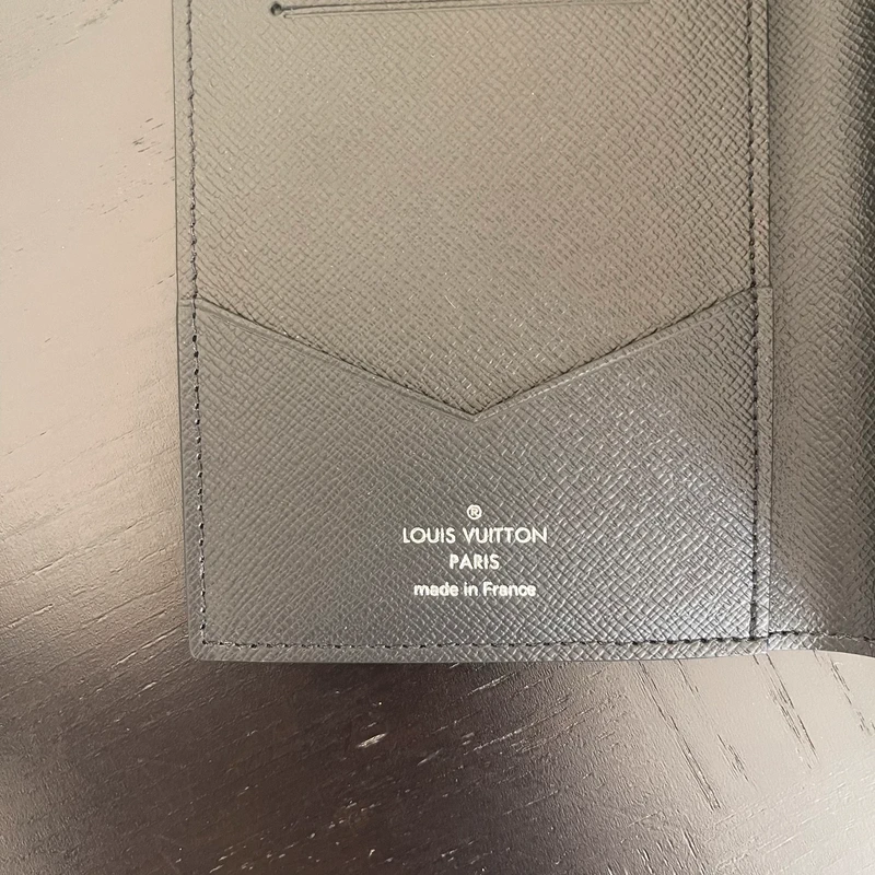 LOUIS VUITTON Couverture Pour Passeport Monogram Eclipse LUXE DE SECONDE MAIN AUTHENTIQUE. PETITE MAROQUINERIE DE LUXE. ENTRUPY CERTIFICATE