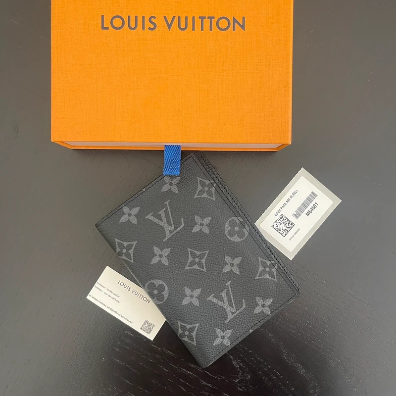 LOUIS VUITTON Couverture Pour Passeport Monogram Eclipse LUXE DE SECONDE MAIN AUTHENTIQUE. PETITE MAROQUINERIE DE LUXE. ENTRUPY CERTIFICATE