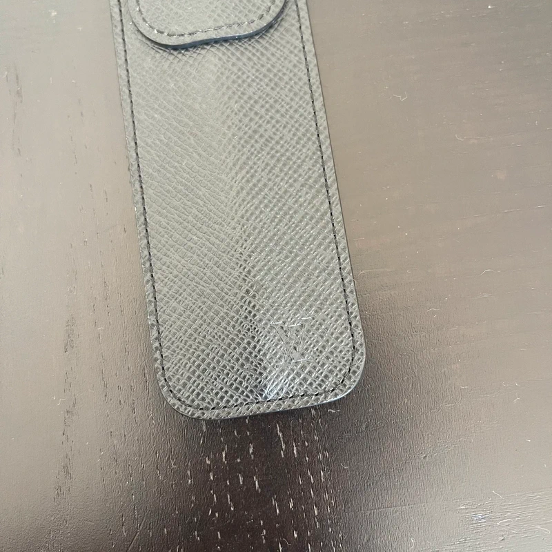 Louis Vuitton étui pour stylo en cuir épi noir Louis Vuitton poche toilette 26 monogram LUXE DE SECONDE MAIN AUTHENTIQUE. PETITE MAROQUINERIE DE LUXE. ENTRUPY CERTIFICATE