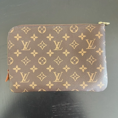 Louis Vuitton étui voyage PM monogram LUXE DE SECONDE MAIN AUTHENTIQUE. PETITE MAROQUINERIE DE LUXE. ENTRUPY CERTIFICATE