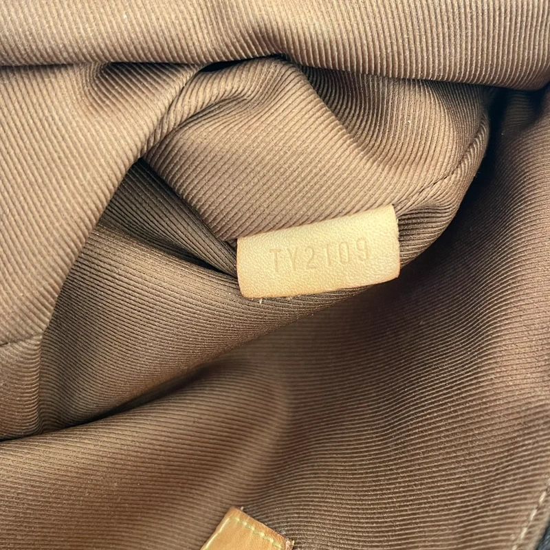 Louis Vuitton étui voyage PM monogram LUXE DE SECONDE MAIN AUTHENTIQUE. PETITE MAROQUINERIE DE LUXE. ENTRUPY CERTIFICATE