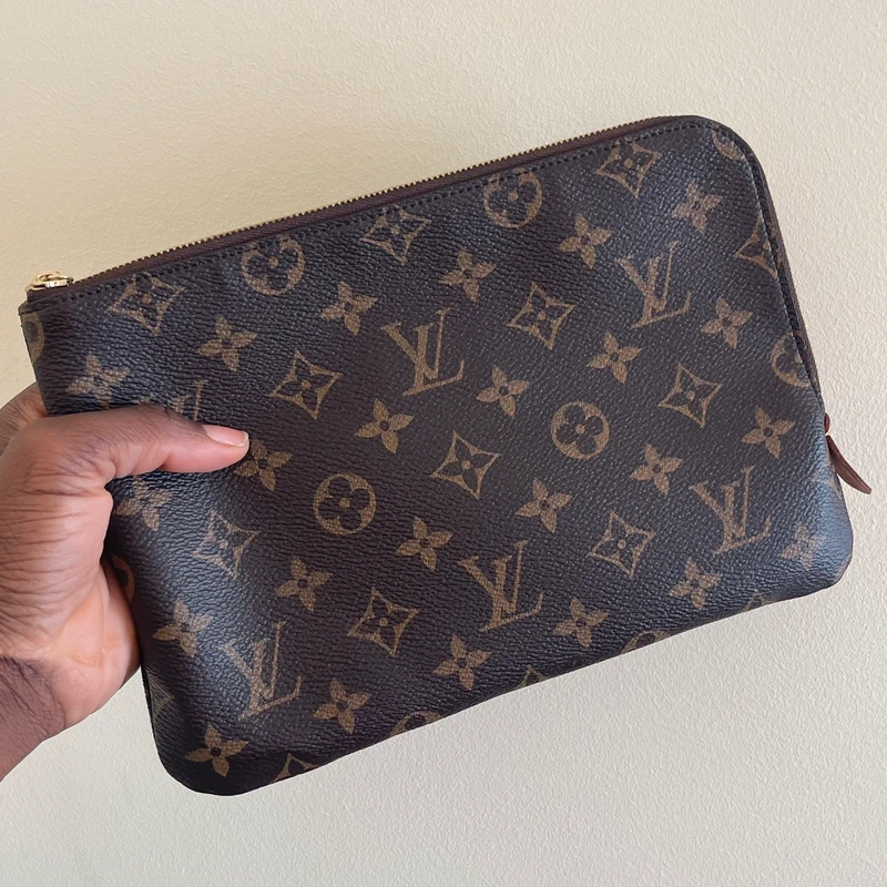 Louis Vuitton étui voyage PM monogram LUXE DE SECONDE MAIN AUTHENTIQUE. PETITE MAROQUINERIE DE LUXE. ENTRUPY CERTIFICATE