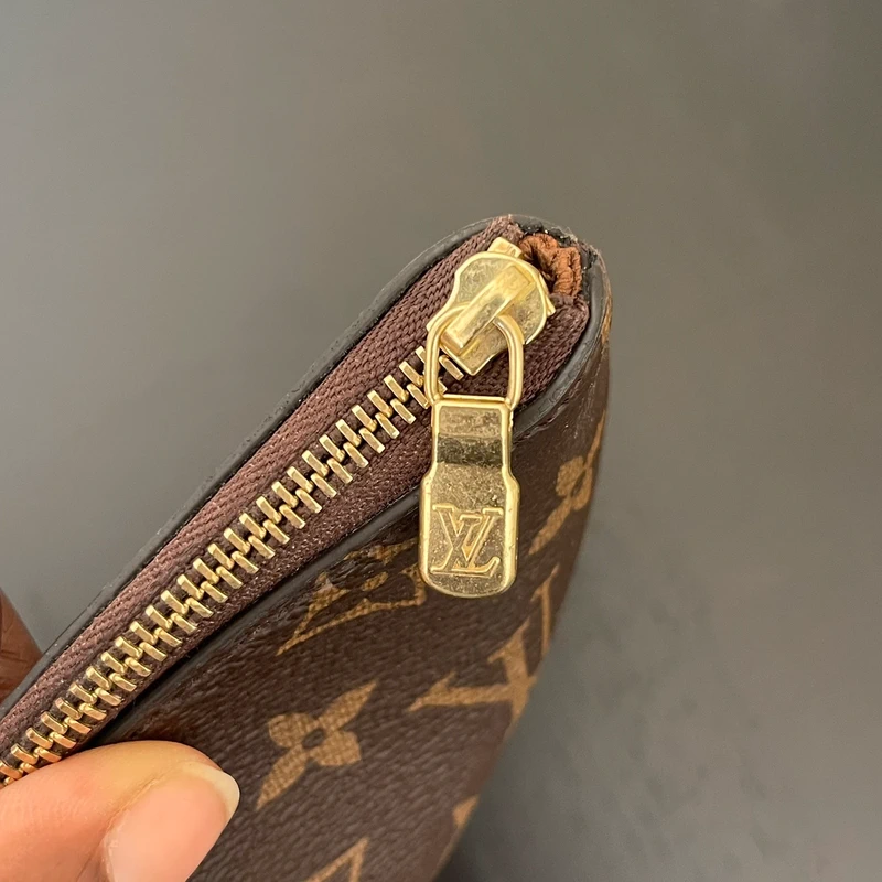 Louis Vuitton étui voyage PM monogram LUXE DE SECONDE MAIN AUTHENTIQUE. PETITE MAROQUINERIE DE LUXE. ENTRUPY CERTIFICATE