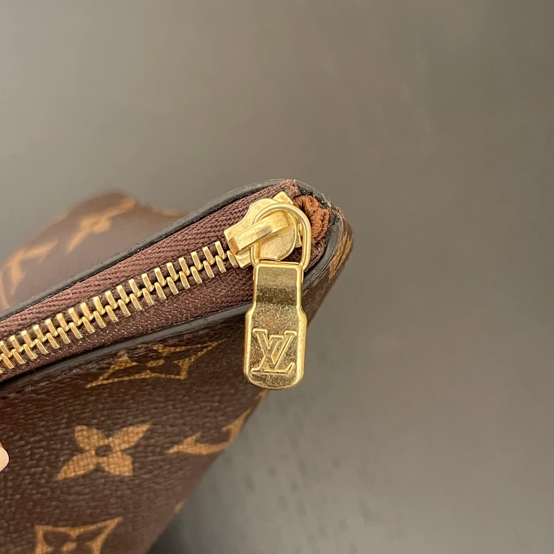 Louis Vuitton étui voyage PM monogram LUXE DE SECONDE MAIN AUTHENTIQUE. PETITE MAROQUINERIE DE LUXE. ENTRUPY CERTIFICATE