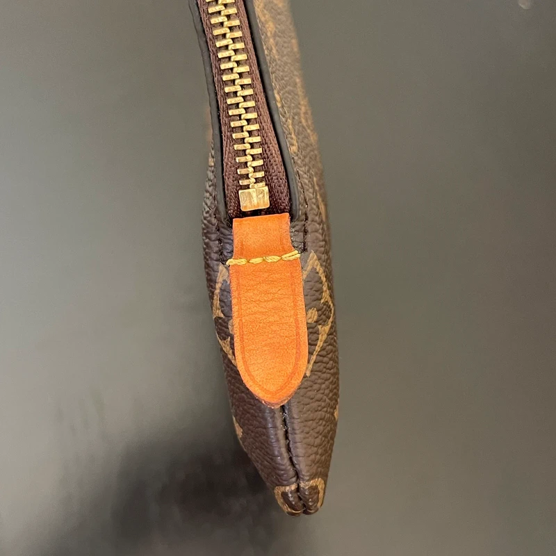 Louis Vuitton étui voyage PM monogram LUXE DE SECONDE MAIN AUTHENTIQUE. PETITE MAROQUINERIE DE LUXE. ENTRUPY CERTIFICATE