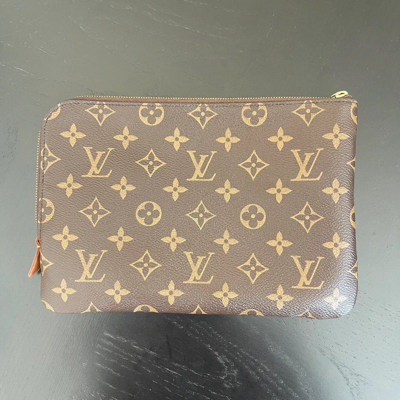 Louis Vuitton étui voyage PM monogram LUXE DE SECONDE MAIN AUTHENTIQUE. PETITE MAROQUINERIE DE LUXE. ENTRUPY CERTIFICATE