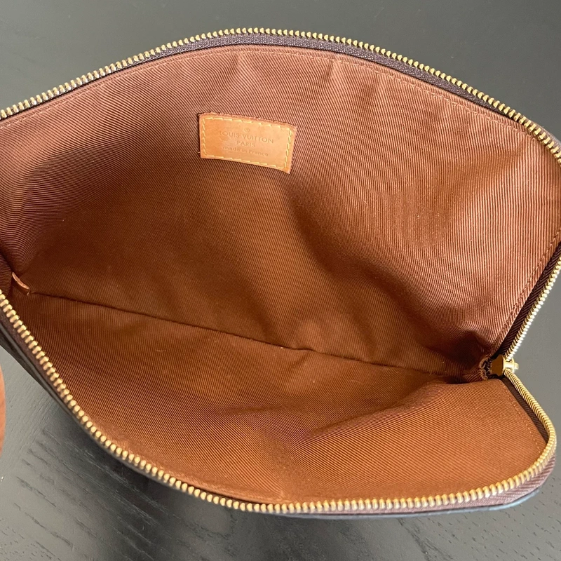 Louis Vuitton étui voyage PM monogram LUXE DE SECONDE MAIN AUTHENTIQUE. PETITE MAROQUINERIE DE LUXE. ENTRUPY CERTIFICATE