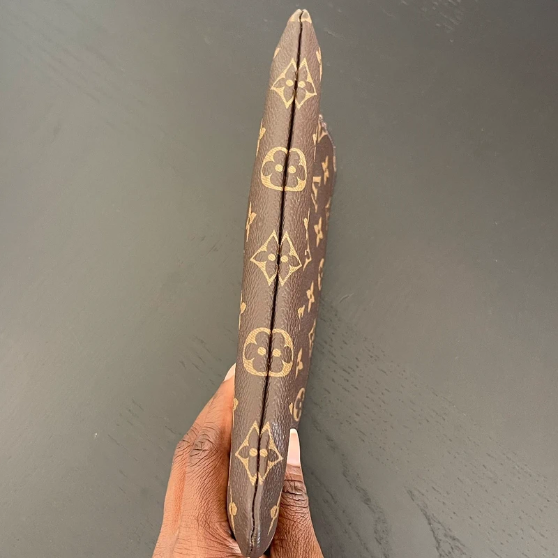 Louis Vuitton étui voyage PM monogram LUXE DE SECONDE MAIN AUTHENTIQUE. PETITE MAROQUINERIE DE LUXE. ENTRUPY CERTIFICATE