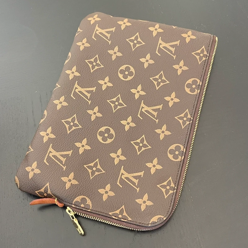 Louis Vuitton étui voyage PM monogram LUXE DE SECONDE MAIN AUTHENTIQUE. PETITE MAROQUINERIE DE LUXE. ENTRUPY CERTIFICATE