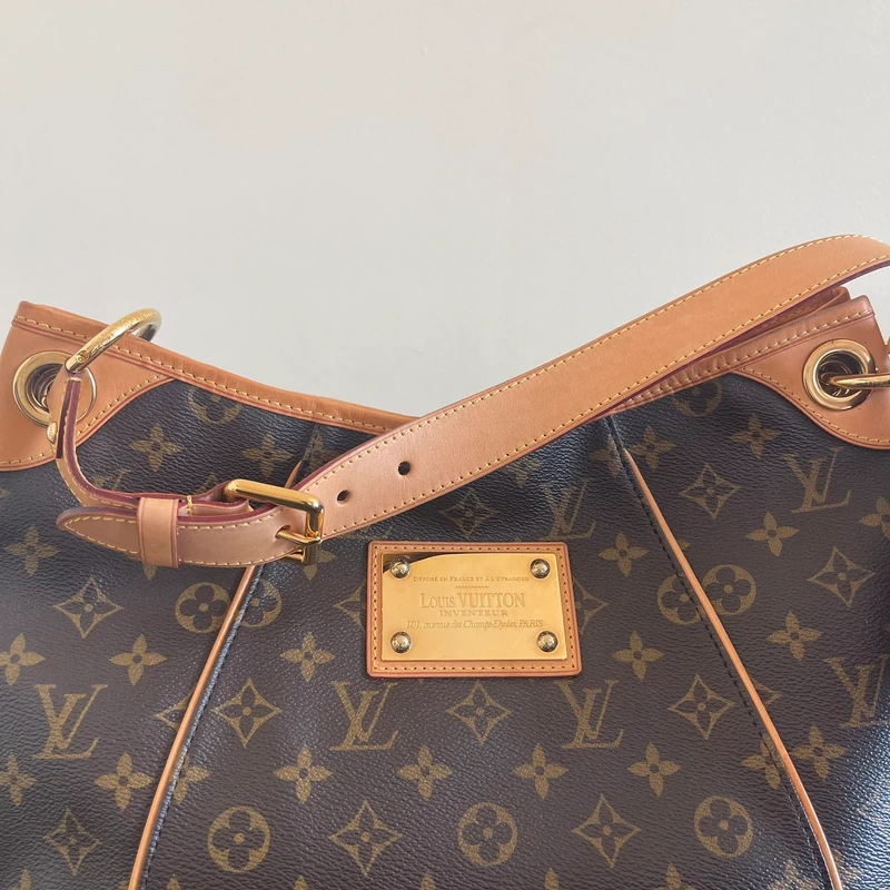 SAC DE LUXE DE SECONDE MAIN AUTHENTIQUE. PETITE MAROQUINERIE DE LUXE. ENTRUPY CERTIFICATE