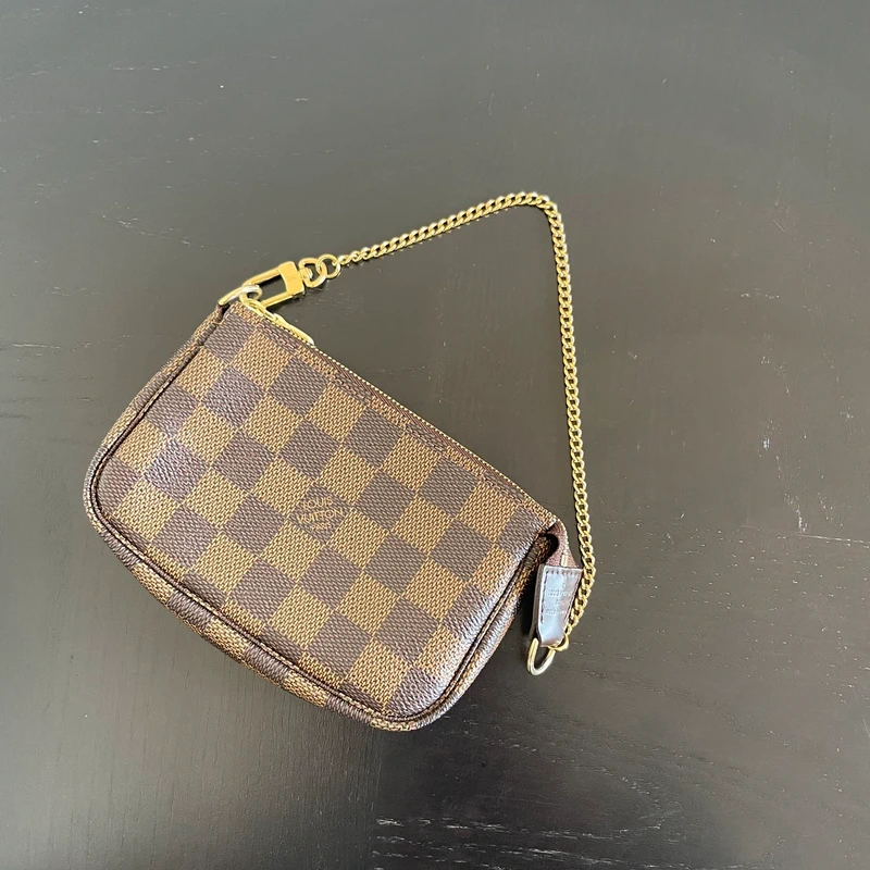 Louis Vuitton mini pochette accessoires damier ébène SAC DE LUXE DE SECONDE MAIN AUTHENTIQUE. PETITE MAROQUINERIE DE LUXE. ENTRUPY CERTIFICATE