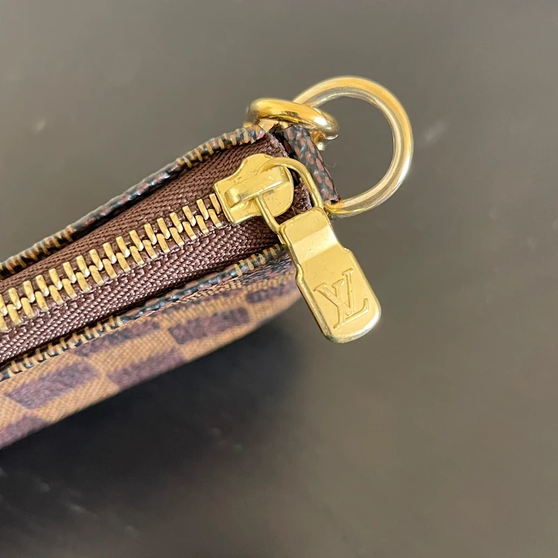 Louis Vuitton mini pochette accessoires damier ébène SAC DE LUXE DE SECONDE MAIN AUTHENTIQUE. PETITE MAROQUINERIE DE LUXE. ENTRUPY CERTIFICATE