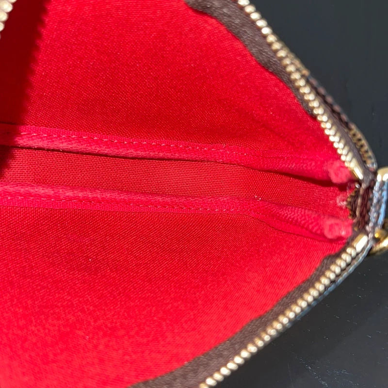 Louis Vuitton mini pochette accessoires damier ébène SAC DE LUXE DE SECONDE MAIN AUTHENTIQUE. PETITE MAROQUINERIE DE LUXE. ENTRUPY CERTIFICATE