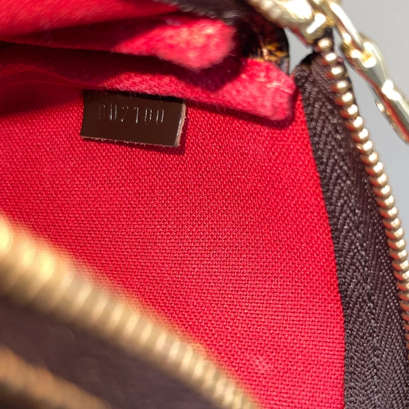 Louis Vuitton mini pochette accessoires damier ébène SAC DE LUXE DE SECONDE MAIN AUTHENTIQUE. PETITE MAROQUINERIE DE LUXE. ENTRUPY CERTIFICATE