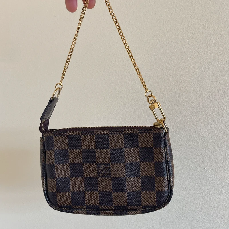 Louis Vuitton mini pochette accessoires damier ébène SAC DE LUXE DE SECONDE MAIN AUTHENTIQUE. PETITE MAROQUINERIE DE LUXE. ENTRUPY CERTIFICATE