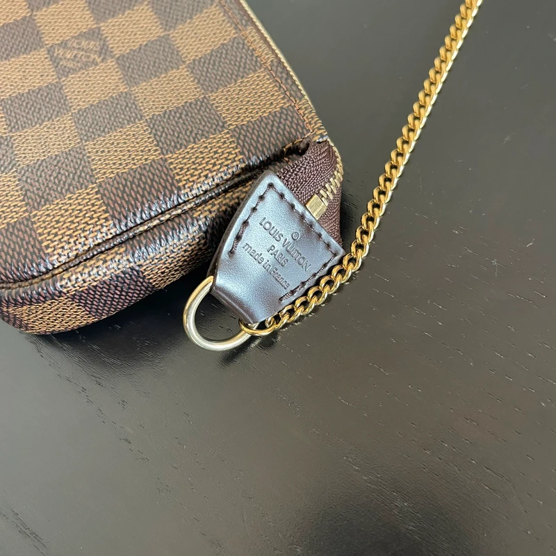 Louis Vuitton mini pochette accessoires damier ébène SAC DE LUXE DE SECONDE MAIN AUTHENTIQUE. PETITE MAROQUINERIE DE LUXE. ENTRUPY CERTIFICATE