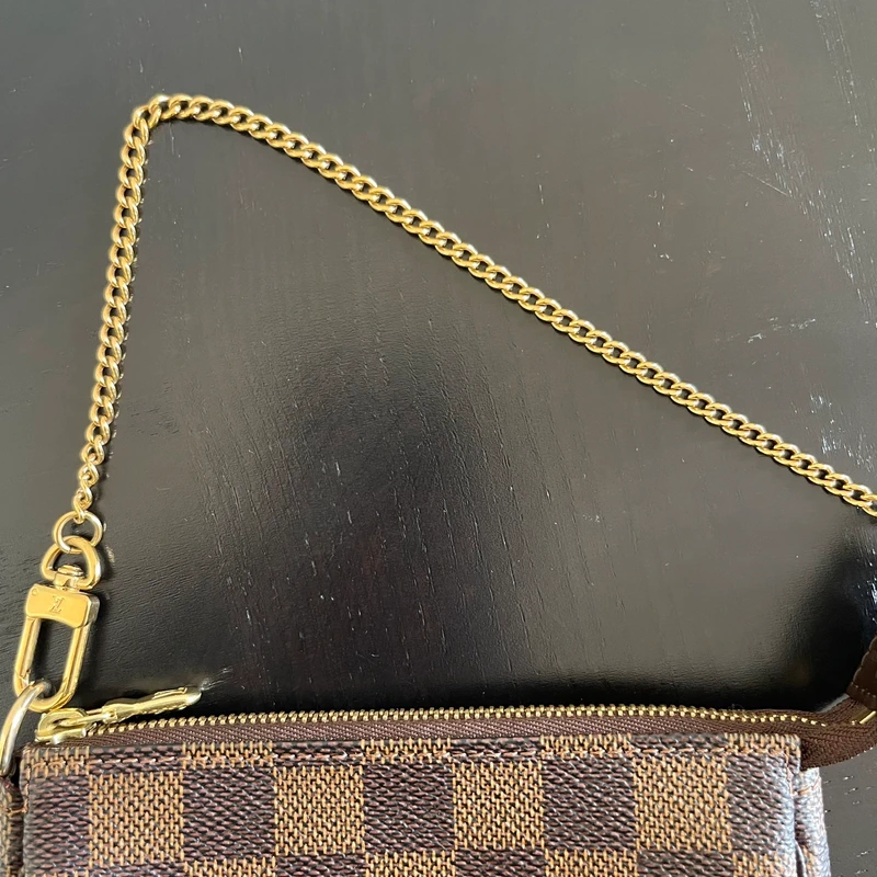 Louis Vuitton mini pochette accessoires damier ébène SAC DE LUXE DE SECONDE MAIN AUTHENTIQUE. PETITE MAROQUINERIE DE LUXE. ENTRUPY CERTIFICATE