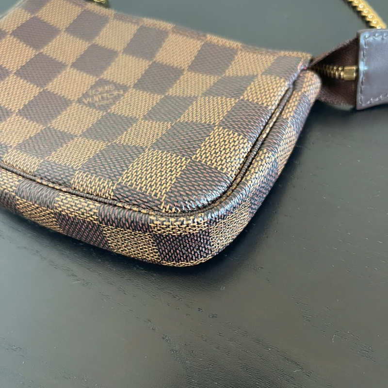 Louis Vuitton mini pochette accessoires damier ébène SAC DE LUXE DE SECONDE MAIN AUTHENTIQUE. PETITE MAROQUINERIE DE LUXE. ENTRUPY CERTIFICATE