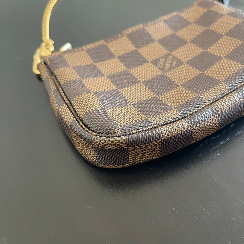 Louis Vuitton mini pochette accessoires damier ébène SAC DE LUXE DE SECONDE MAIN AUTHENTIQUE. PETITE MAROQUINERIE DE LUXE. ENTRUPY CERTIFICATE
