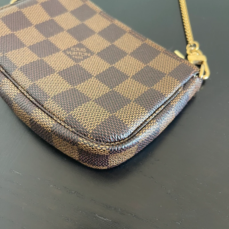 Louis Vuitton mini pochette accessoires damier ébène SAC DE LUXE DE SECONDE MAIN AUTHENTIQUE. PETITE MAROQUINERIE DE LUXE. ENTRUPY CERTIFICATE
