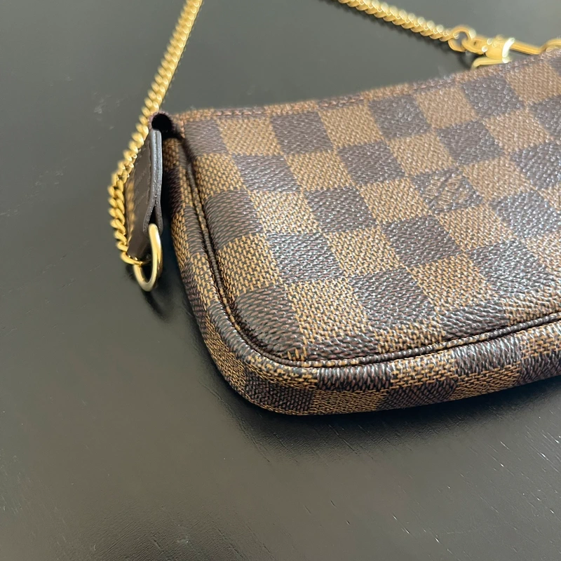Louis Vuitton mini pochette accessoires damier ébène SAC DE LUXE DE SECONDE MAIN AUTHENTIQUE. PETITE MAROQUINERIE DE LUXE. ENTRUPY CERTIFICATE