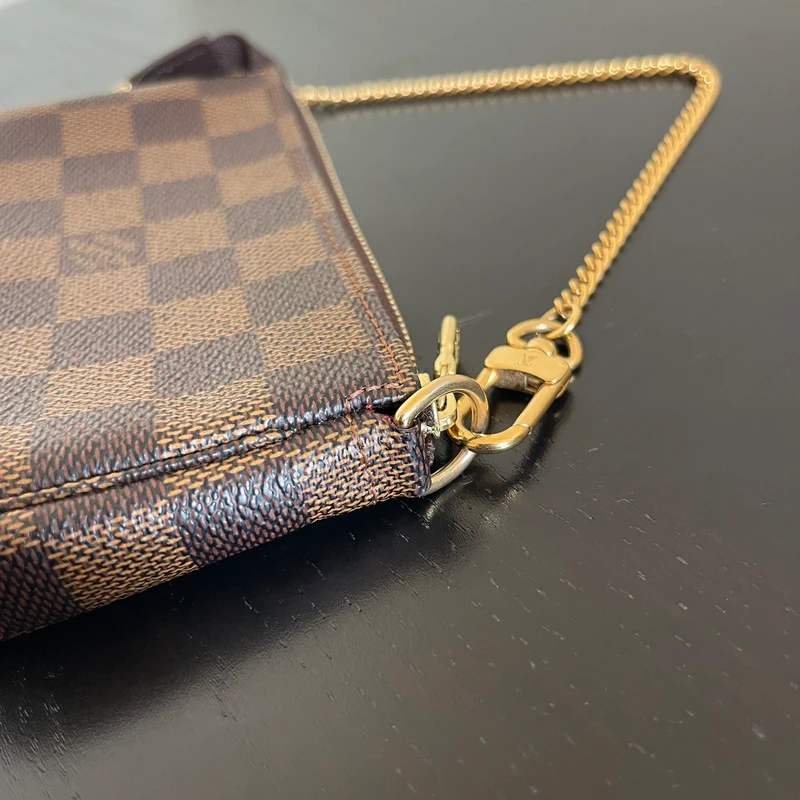 Louis Vuitton mini pochette accessoires damier ébène SAC DE LUXE DE SECONDE MAIN AUTHENTIQUE. PETITE MAROQUINERIE DE LUXE. ENTRUPY CERTIFICATE
