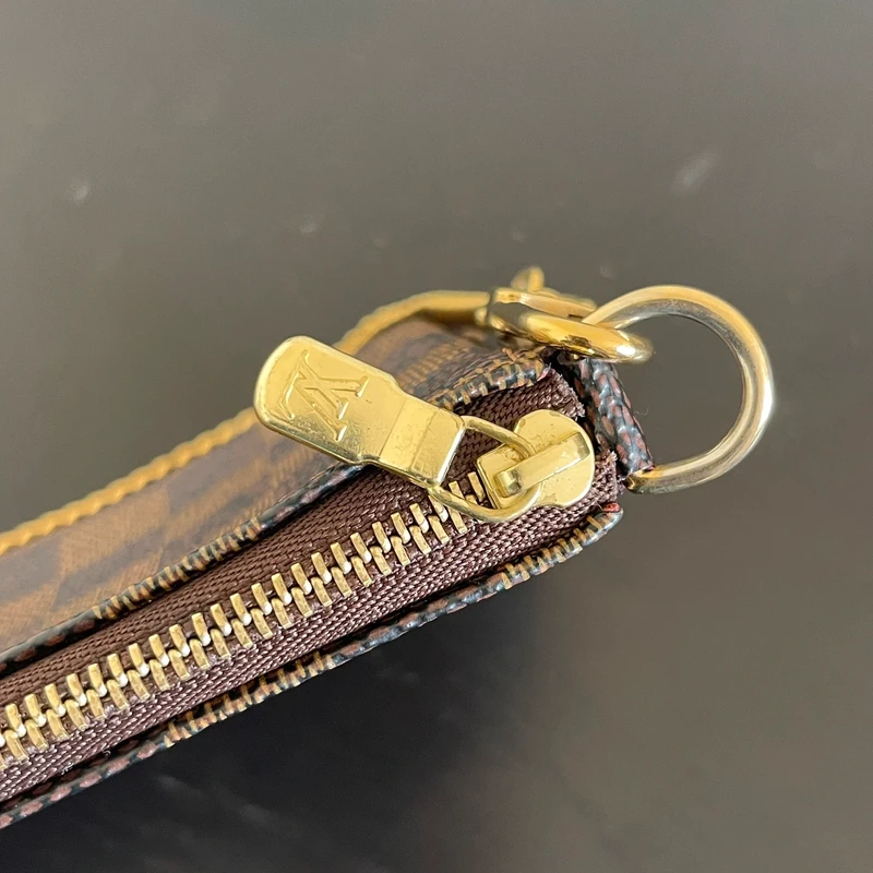 Louis Vuitton mini pochette accessoires damier ébène SAC DE LUXE DE SECONDE MAIN AUTHENTIQUE. PETITE MAROQUINERIE DE LUXE. ENTRUPY CERTIFICATE