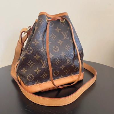Louis Vuitton Noé BB monogram SAC DE LUXE DE SECONDE MAIN AUTHENTIQUE. PETITE MAROQUINERIE DE LUXE. ENTRUPY CERTIFICATE