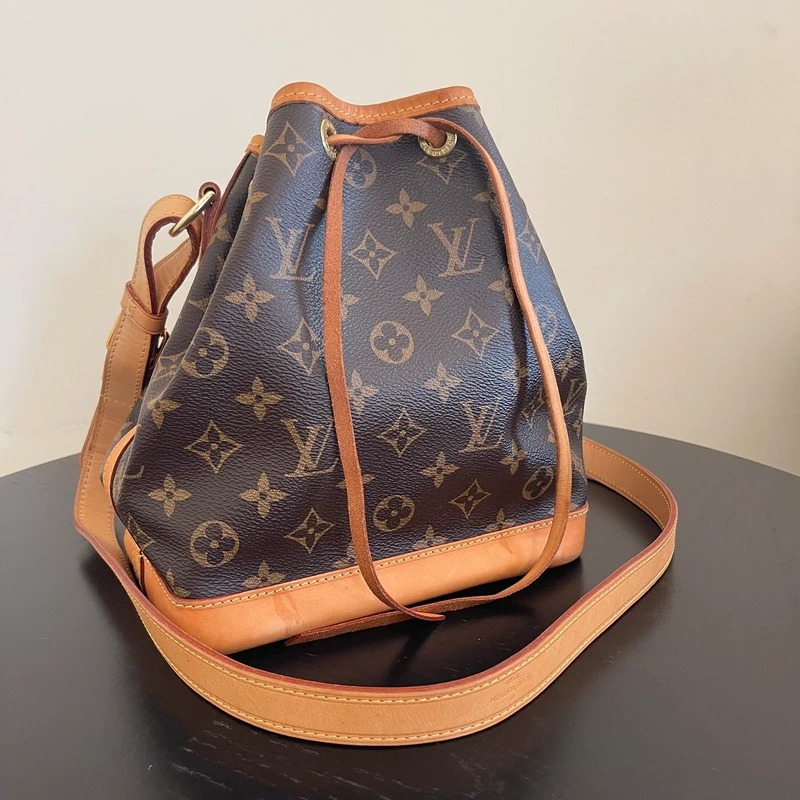 Louis Vuitton Noé BB monogram SAC DE LUXE DE SECONDE MAIN AUTHENTIQUE. PETITE MAROQUINERIE DE LUXE. ENTRUPY CERTIFICATE