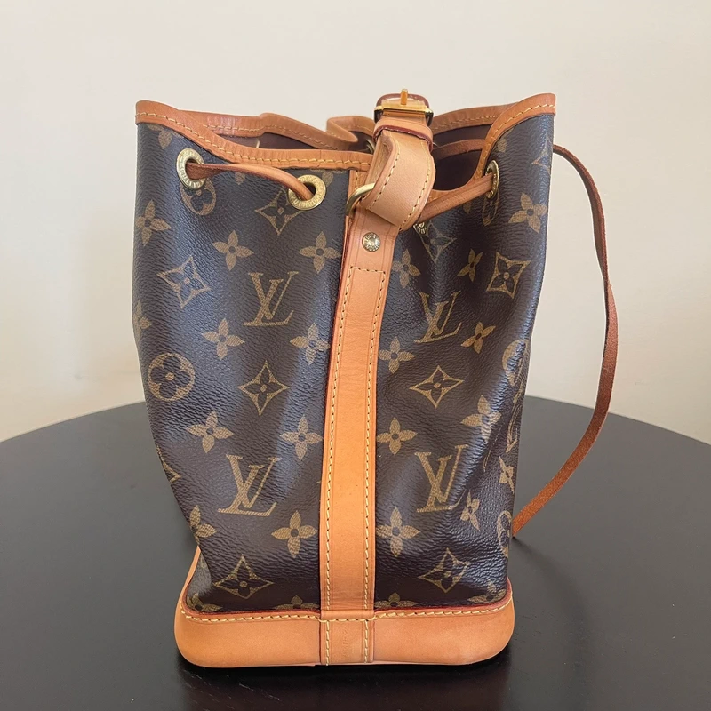 Louis Vuitton Noé BB monogram SAC DE LUXE DE SECONDE MAIN AUTHENTIQUE. PETITE MAROQUINERIE DE LUXE. ENTRUPY CERTIFICATE