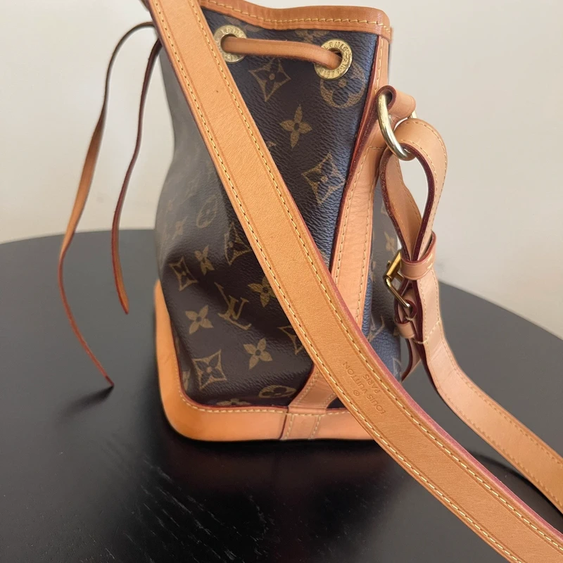 Louis Vuitton Noé BB monogram SAC DE LUXE DE SECONDE MAIN AUTHENTIQUE. PETITE MAROQUINERIE DE LUXE. ENTRUPY CERTIFICATE