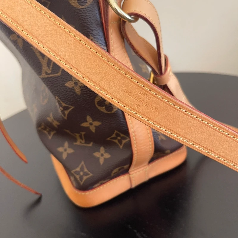 Louis Vuitton Noé BB monogram SAC DE LUXE DE SECONDE MAIN AUTHENTIQUE. PETITE MAROQUINERIE DE LUXE. ENTRUPY CERTIFICATE