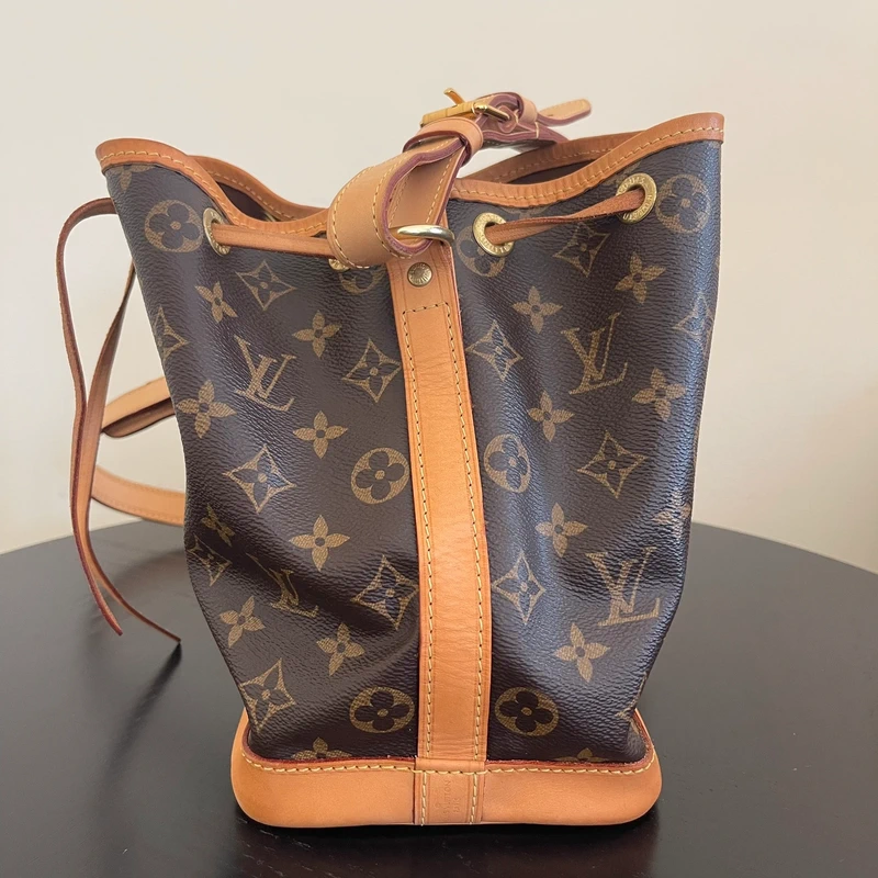 Louis Vuitton Noé BB monogram SAC DE LUXE DE SECONDE MAIN AUTHENTIQUE. PETITE MAROQUINERIE DE LUXE. ENTRUPY CERTIFICATE