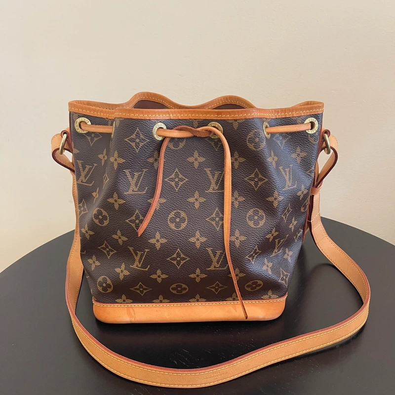 Louis Vuitton Noé BB monogram SAC DE LUXE DE SECONDE MAIN AUTHENTIQUE. PETITE MAROQUINERIE DE LUXE. ENTRUPY CERTIFICATE