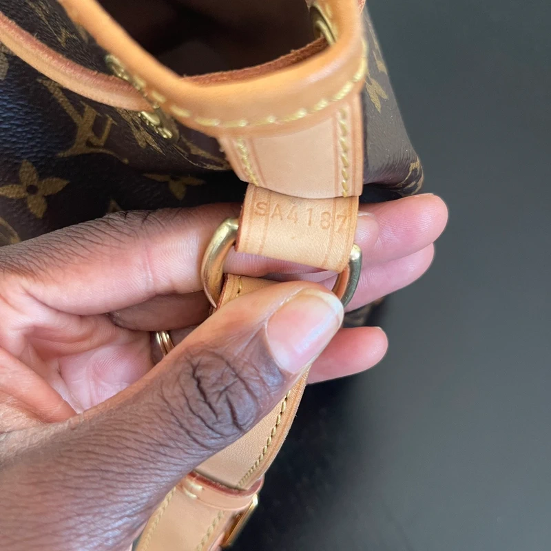 Louis Vuitton Noé BB monogram SAC DE LUXE DE SECONDE MAIN AUTHENTIQUE. PETITE MAROQUINERIE DE LUXE. ENTRUPY CERTIFICATE