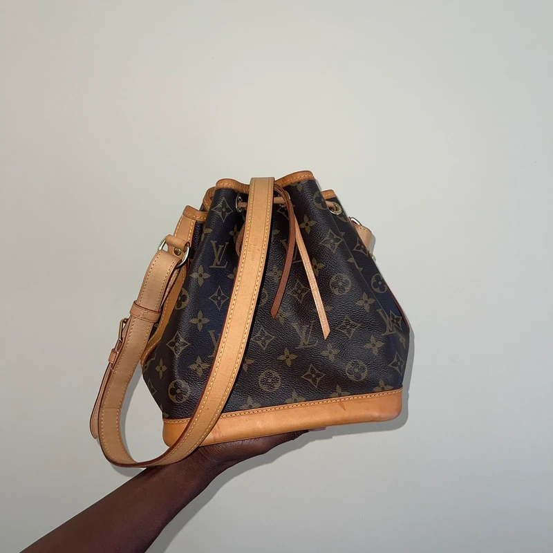 Louis Vuitton Noé BB monogram SAC DE LUXE DE SECONDE MAIN AUTHENTIQUE. PETITE MAROQUINERIE DE LUXE. ENTRUPY CERTIFICATE
