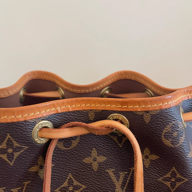 Louis Vuitton Noé BB monogram SAC DE LUXE DE SECONDE MAIN AUTHENTIQUE. PETITE MAROQUINERIE DE LUXE. ENTRUPY CERTIFICATE