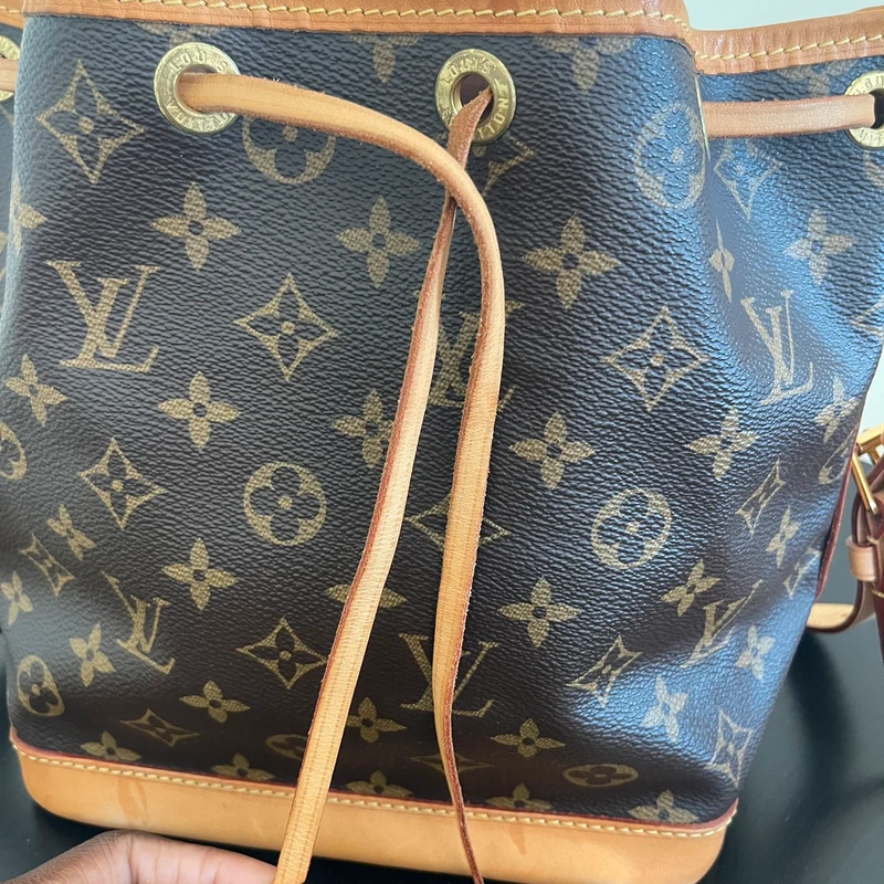 Louis Vuitton Noé BB monogram SAC DE LUXE DE SECONDE MAIN AUTHENTIQUE. PETITE MAROQUINERIE DE LUXE. ENTRUPY CERTIFICATE
