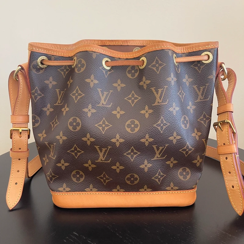 Louis Vuitton Noé BB monogram SAC DE LUXE DE SECONDE MAIN AUTHENTIQUE. PETITE MAROQUINERIE DE LUXE. ENTRUPY CERTIFICATE